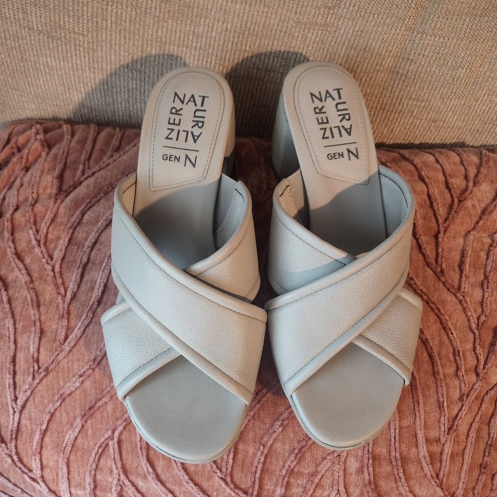 Naturalizer Women's Cream Slide Sandals